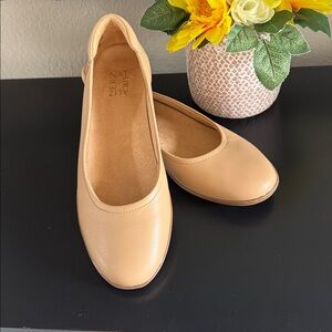 Naturalizer Women’s Flexy Tan Ballet Flats